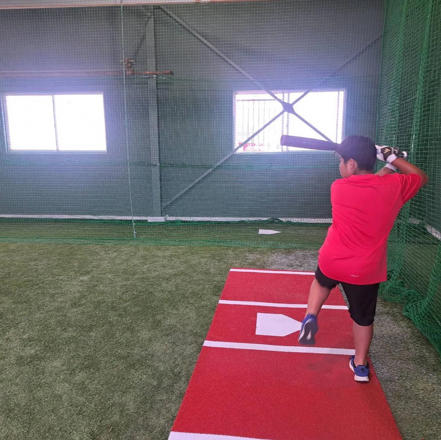 泉佐野市南中安松にカーサービスシンワの全天候型の室内練習場が...