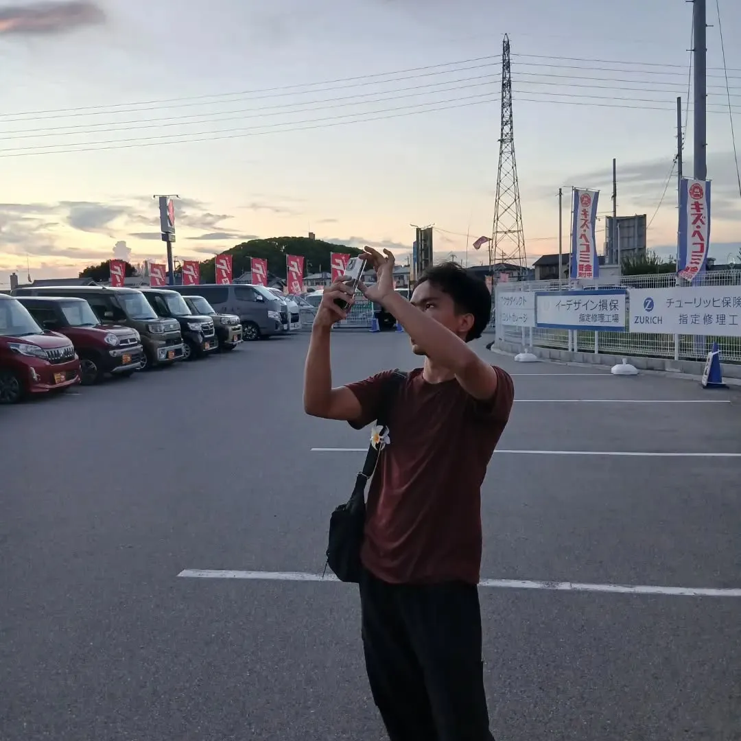 仕事帰りに、きれいな空を撮影するテガル君📸🌇
